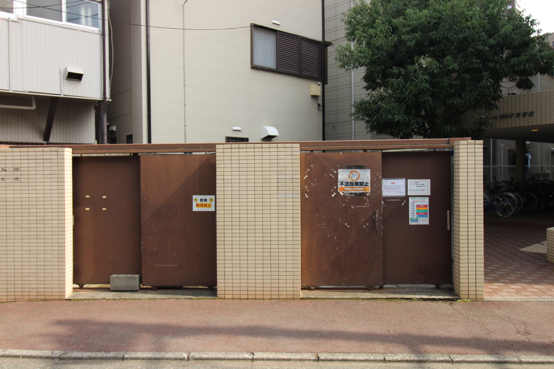 ストーク新丸子弐番館 ゴミ捨て場.jpg